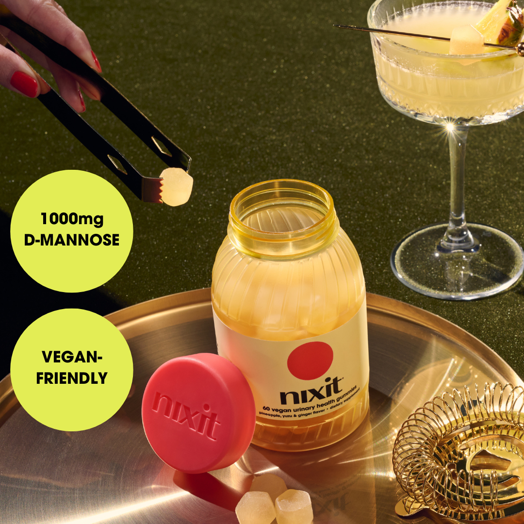 Vegan urinary health gummies with 1000mg D-Mannose on a brass tray, alongside a cocktail glass and garnish, highlighted as vegan-friendly by nixit.